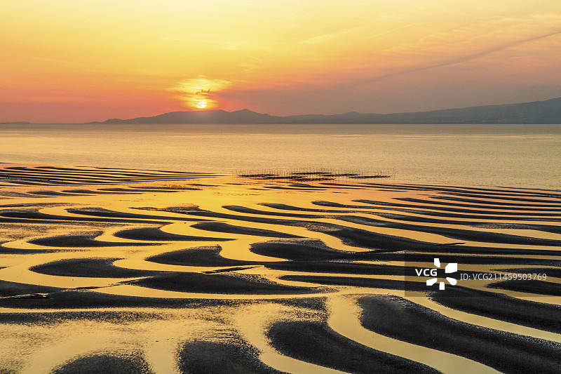 日本熊本县宇土市户口町御舆来海岸的沙纹、大海和夕阳图片素材