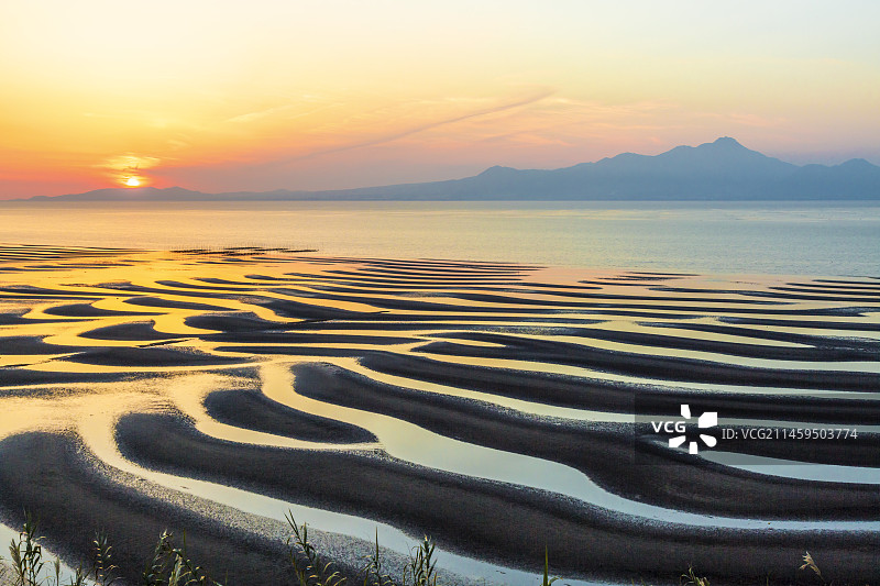 日本熊本县宇土市户口町的沙滩图案、大海、夕阳和山图片素材