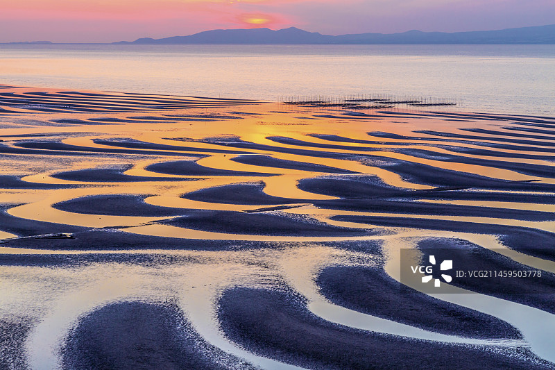 日本熊本县宇土市户口町御舆来海岸的沙纹、大海和夕阳图片素材