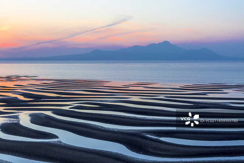 日本熊本县宇土市户口町的沙滩图案、大海、夕阳和山图片素材