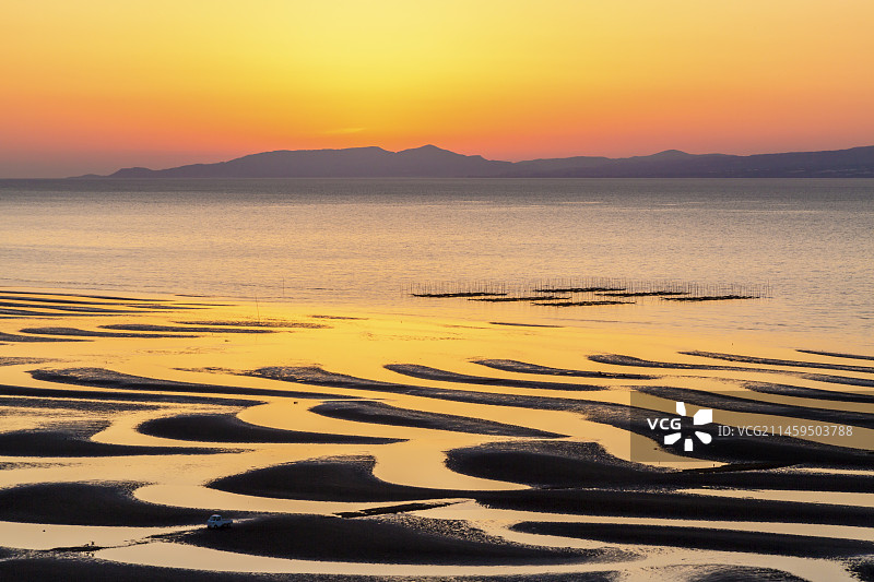 日本熊本县宇土市户口町御舆来海岸的沙纹、大海和夕阳图片素材