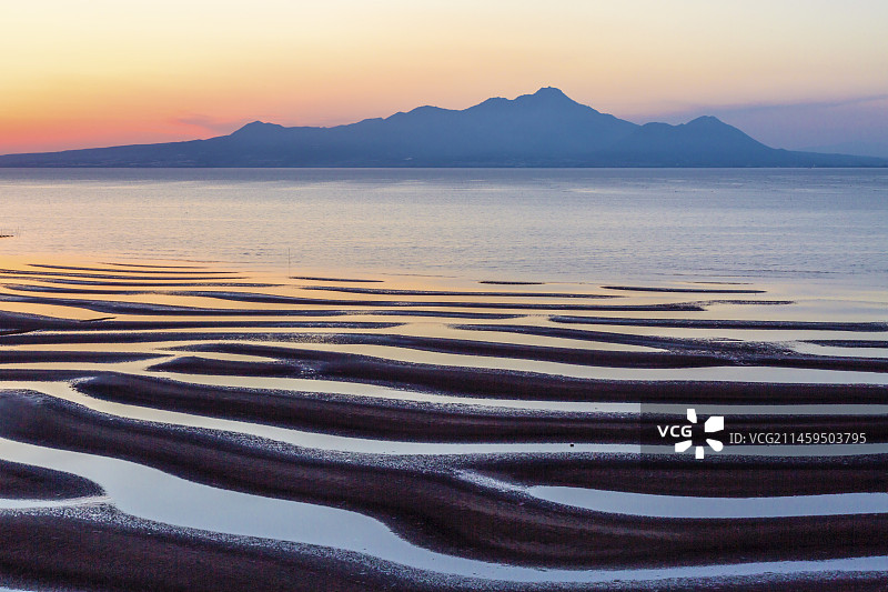 日本熊本县宇土市户口町的沙滩图案、大海、夕阳和山图片素材