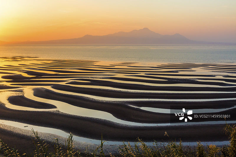 日本熊本县宇土市户口町的沙滩图案、大海、夕阳和山图片素材