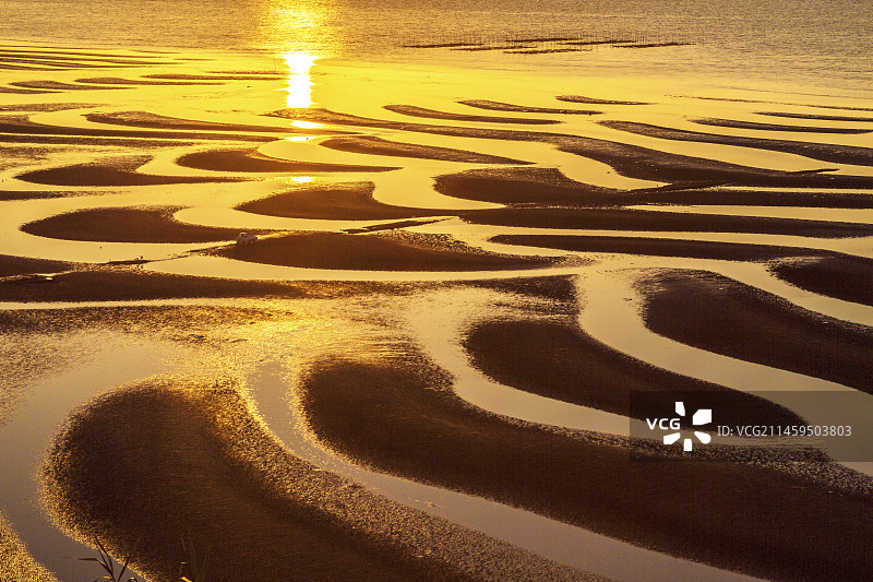 日本熊本县宇土市户口町御舆来海岸的沙纹、大海和夕阳图片素材