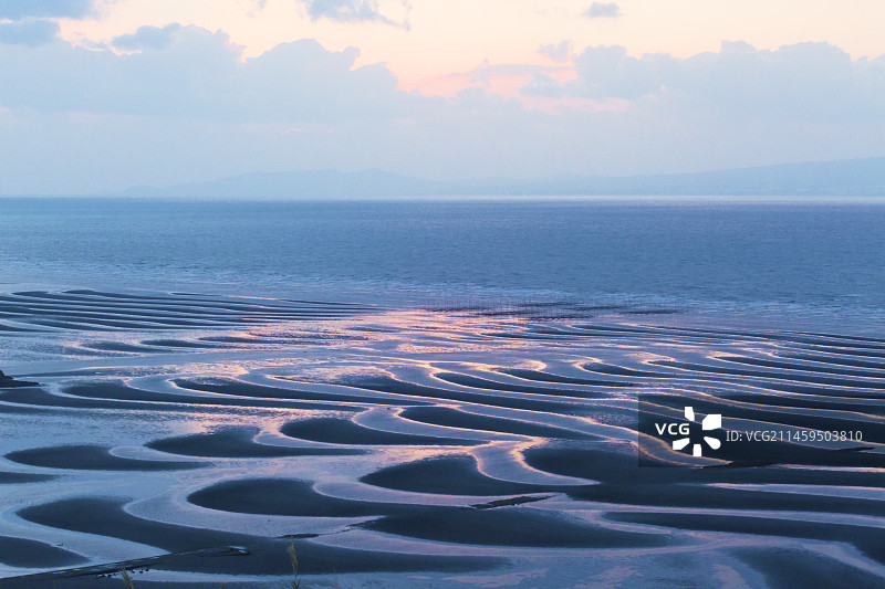 日本宇土市户口町御舆来海岸的沙滩纹理与日落海景图片素材