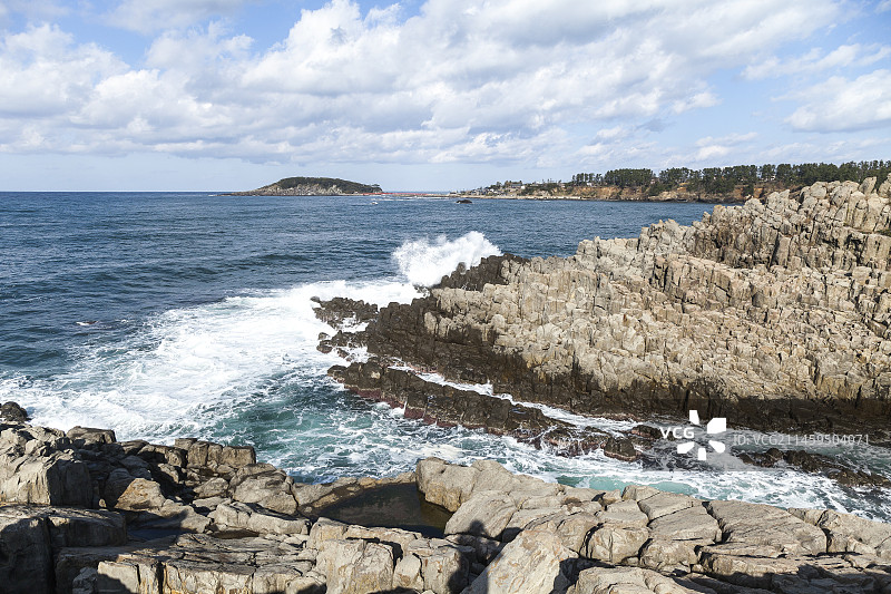 日本福井县坂井市东寻坊及远处的雄岛风光图片素材