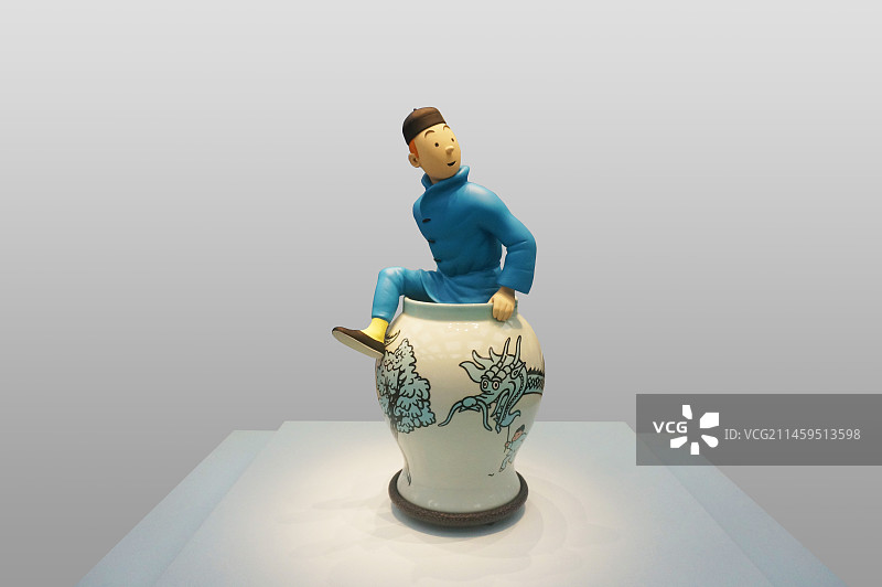 中央礼品文物管理中心 《丁丁历险记-蓝莲花》瓷偶图片素材