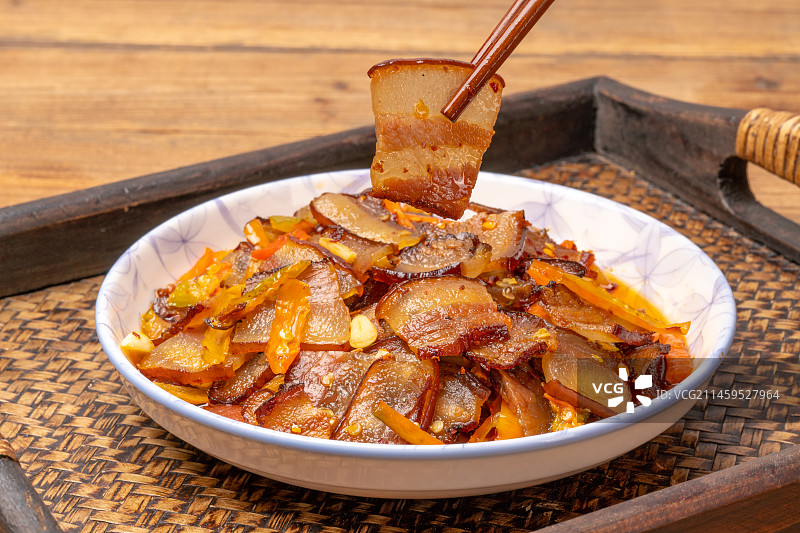 湖南湘西农家烟熏腊肉炒辣椒图片素材