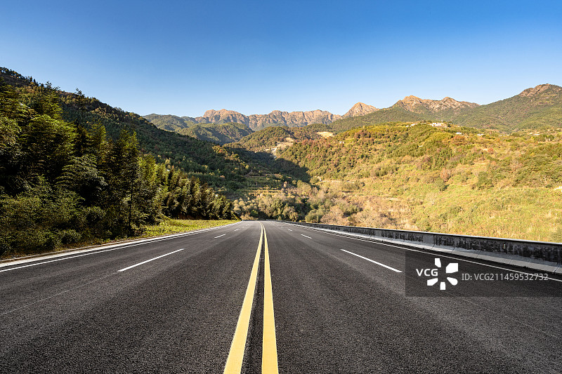 晴天山区一条柏油路，福建龙岩图片素材