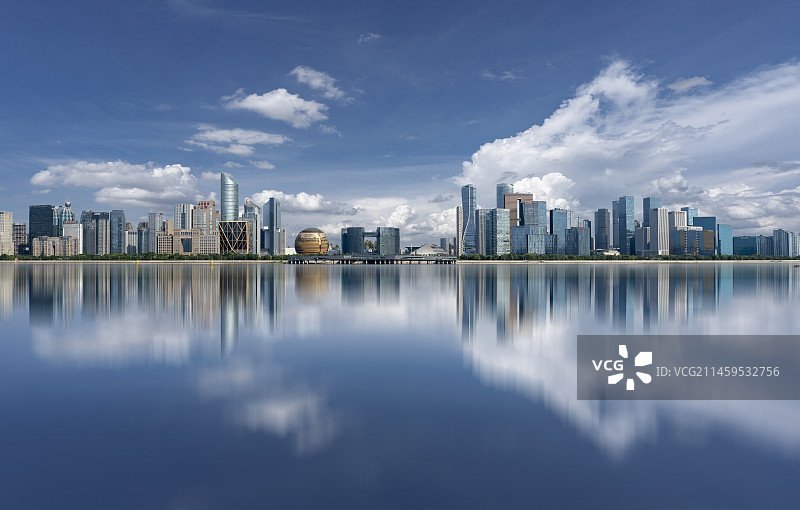 蓝天白云杭州新城城市天际线与倒影图片素材