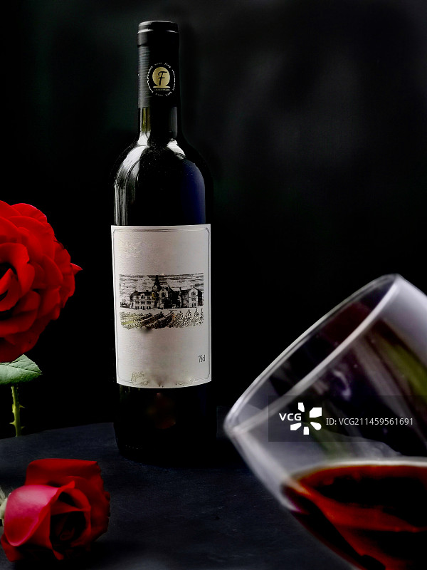 桌上红酒和酒杯图片素材
