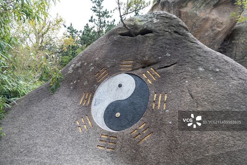 山东青岛鹤山风景区遇真宫石刻碑刻文字山峰大海图片素材