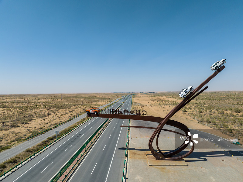 航拍内蒙古阿拉善英雄会雕像和沙漠公路图片素材
