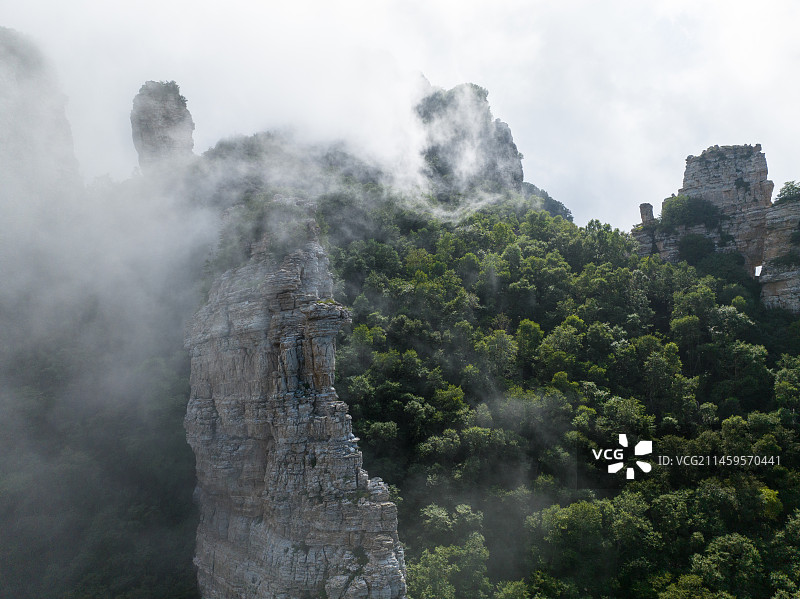 航拍云雾缭绕的保定涞源白石山风景区图片素材