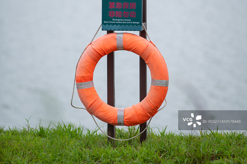 户外河岸边救援安全提醒救生圈图片素材