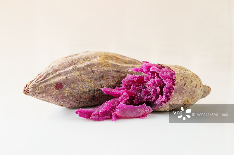 简单背景下的特色中式小吃烤地瓜图片素材