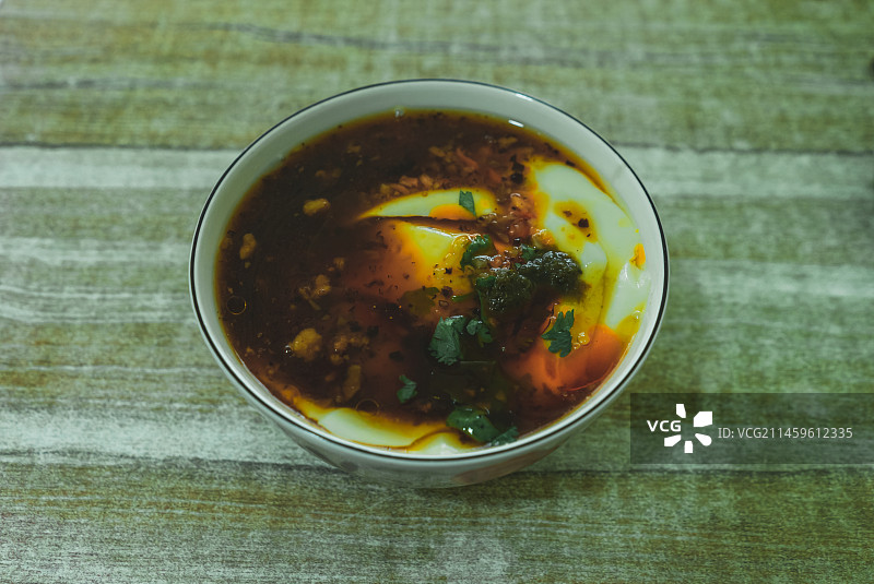 中国餐饮行业饮食产业，传统经典中国食品，美食拍摄主题，一碗传统豆腐脑美食特写，室内无人图像图片素材