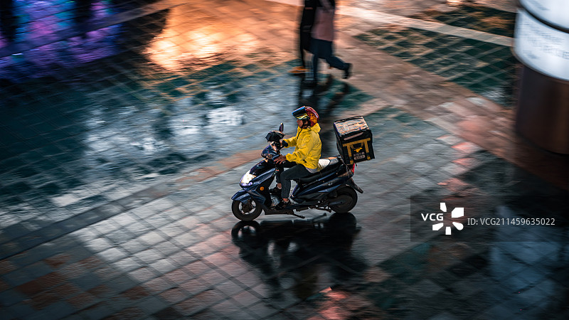 雨中行人图片素材