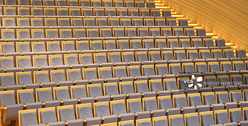 大礼堂空椅子的全画幅拍摄图片素材