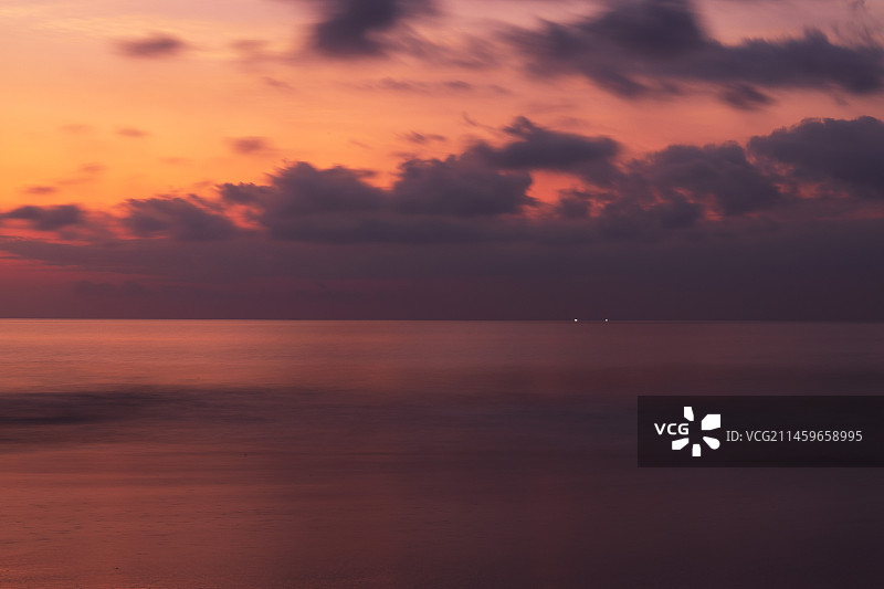 巴厘岛金巴兰海滩的橘色黄昏图片素材