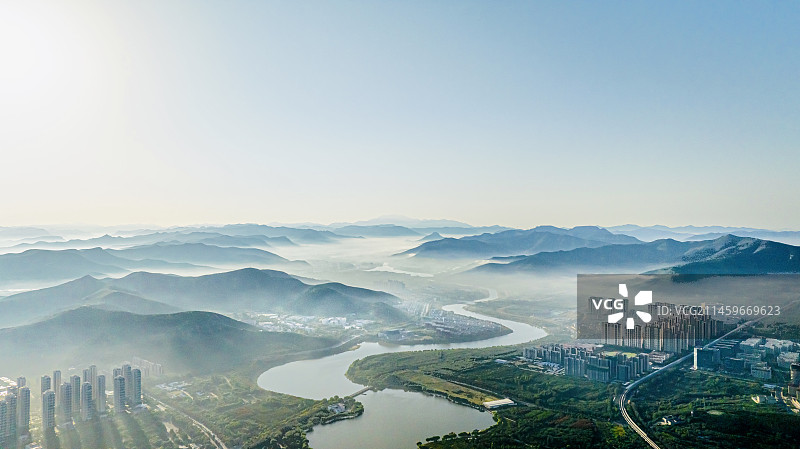 平流雾下的蜿蜒曲折图片素材