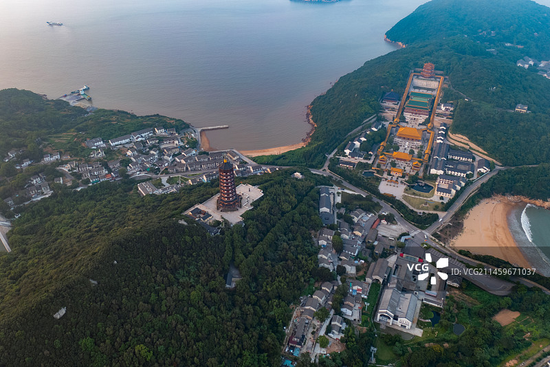 航拍浙江舟山普陀山普门万佛宝塔与宝陀讲寺远景图片素材
