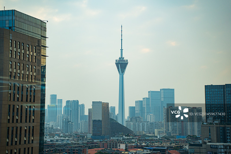 阴天窗外的成都339天府熊猫塔图片素材