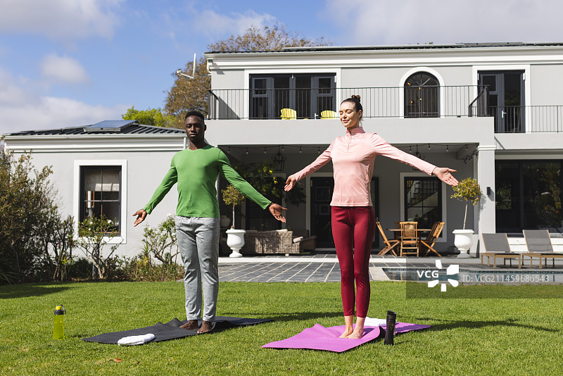 多元情侣在花园练习瑜伽和伸展图片素材