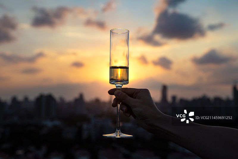 夕阳下的香槟杯图片素材