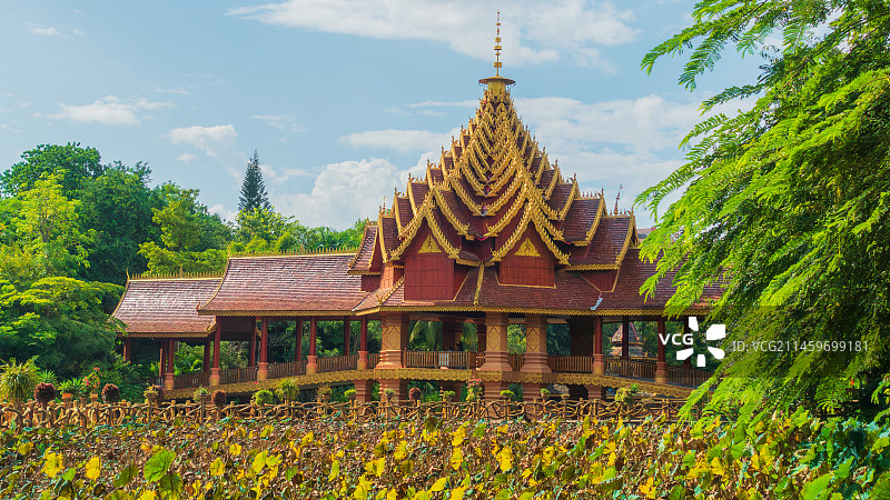 云南西双版纳曼听公园傣式建筑荷苑廊桥图片素材