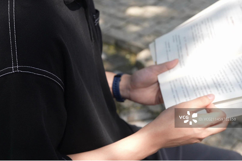 青年在阳光下读书图片素材