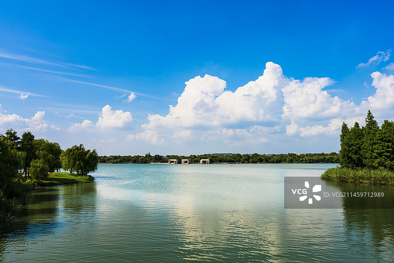 蓝天白云下的淀山湖图片素材