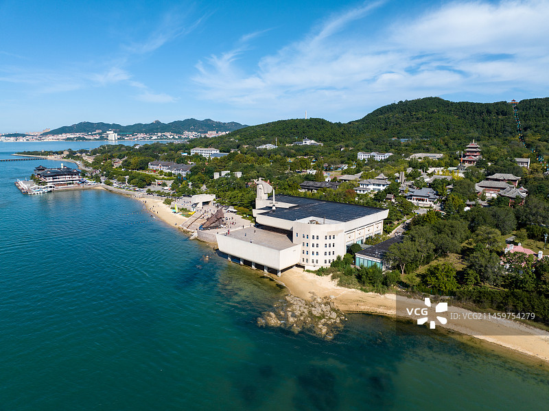 航拍山东威海刘公岛上的甲午战争纪念馆图片素材