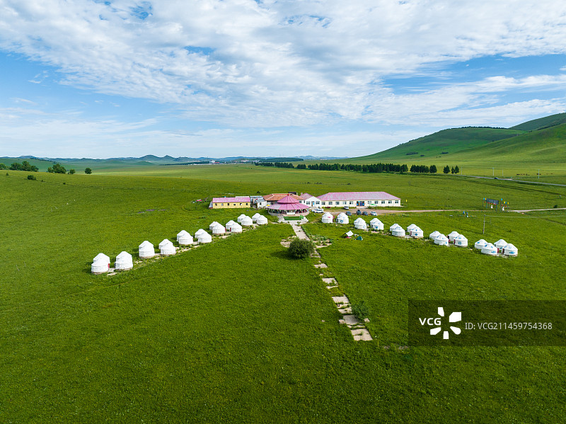 航拍内蒙古乌兰布统草原上的蒙古包度假村图片素材