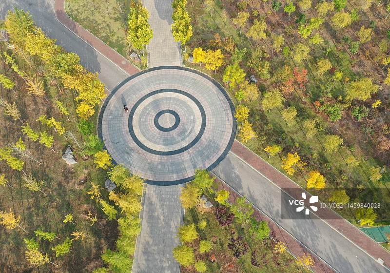 山东枣庄山亭区翼云阁广场秋景图片素材