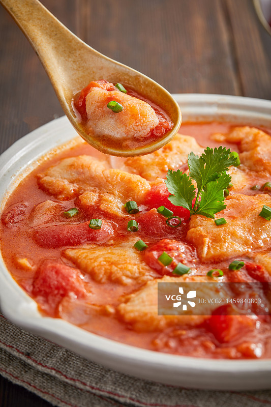 桌子上的美食番茄龙利鱼图片素材