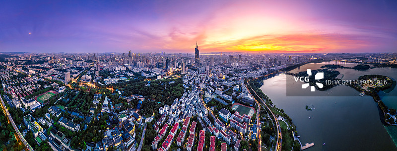 航拍南京城市风光全景，夕阳映照着玄武湖与南京城图片素材