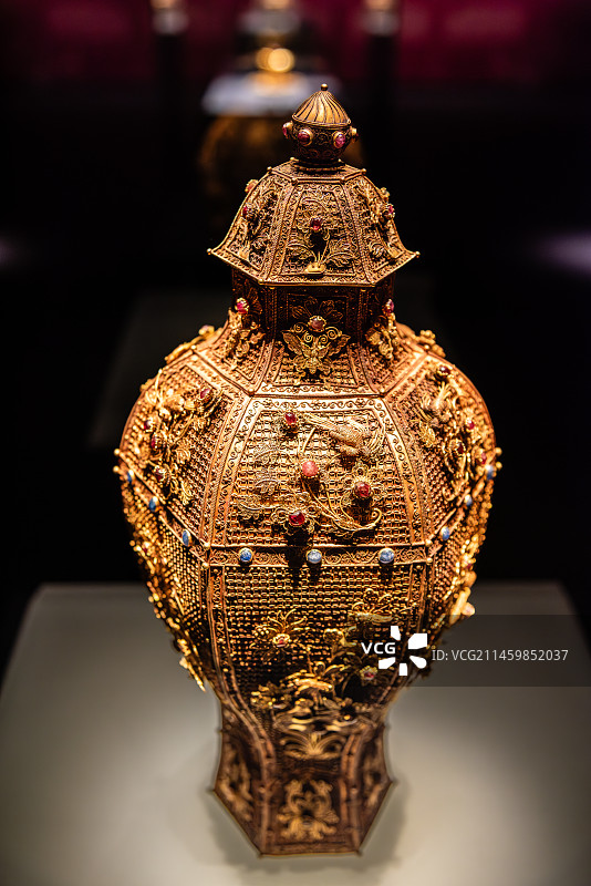 明万历花丝嵌宝镂空六角金瓶图片素材