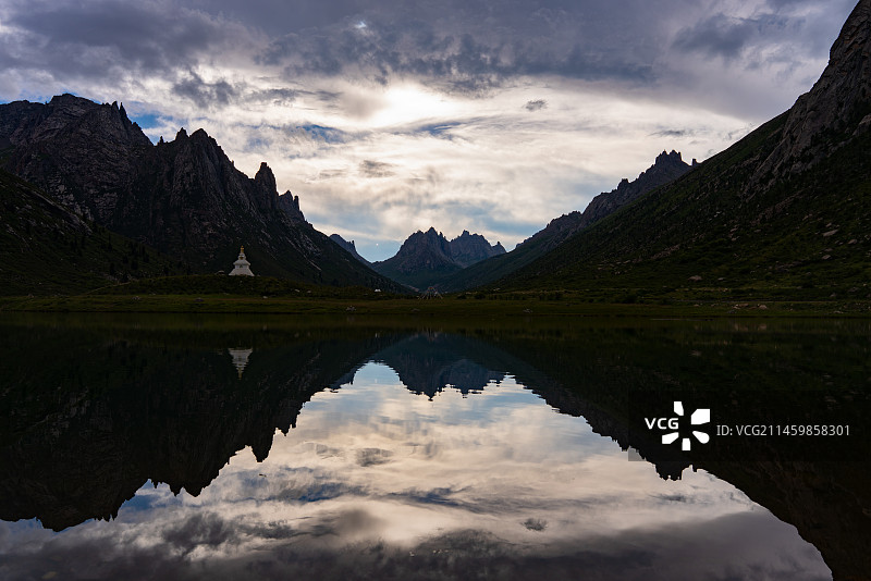 莲宝叶则石头山的剪影图片素材