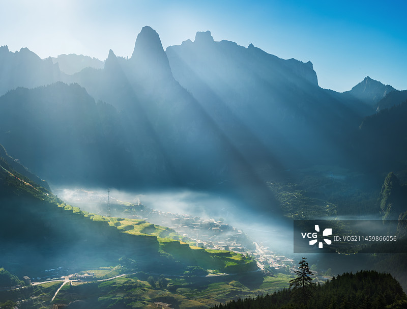 晨曦中的扎尕那图片素材