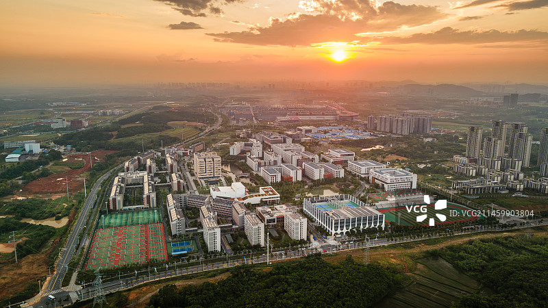 航拍夕阳下的中国地质大学（武汉）未来城校区图片素材