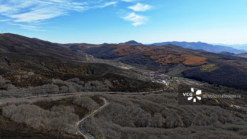 深秋时节，河北省张家口市坝上地区林木次第变色，山间田野五彩斑斓，宛若梦幻般的油画世界。图片素材