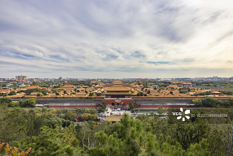 秋天北京天空多云云海从景山公园俯视故宫博物院全景图片素材