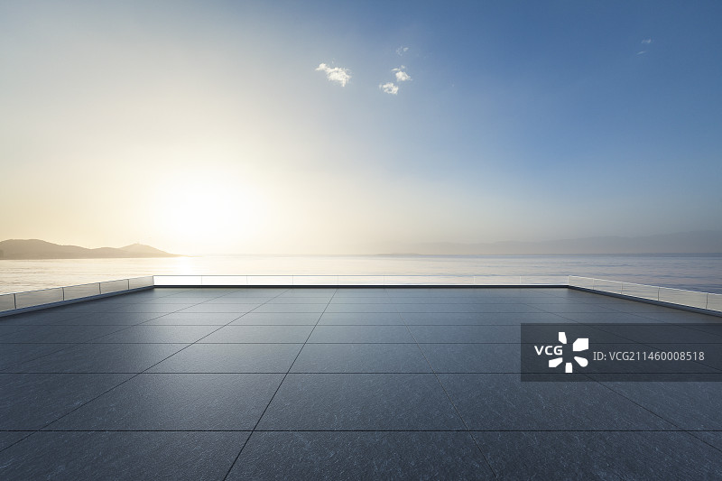 海上日出和海边空的观景平台图片素材