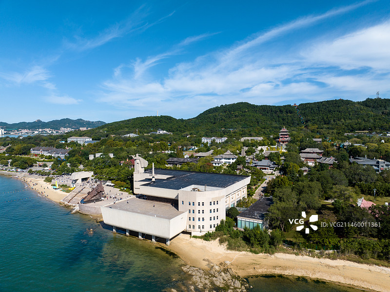 航拍山东威海刘公岛上的甲午战争纪念馆图片素材
