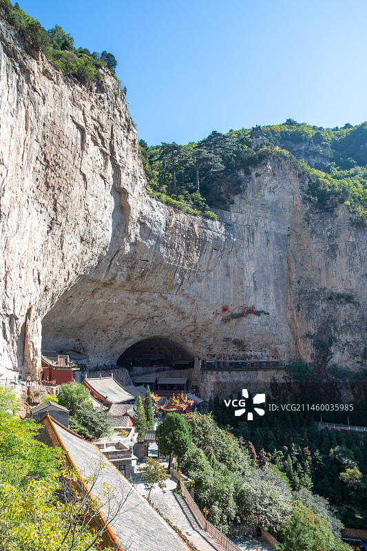 山西晋中 介休绵山 抱腹岩 云峰寺 山中的寺庙图片素材