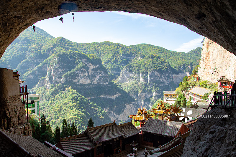 山西晋中 介休绵山 抱腹岩 云峰寺 山中的寺庙图片素材