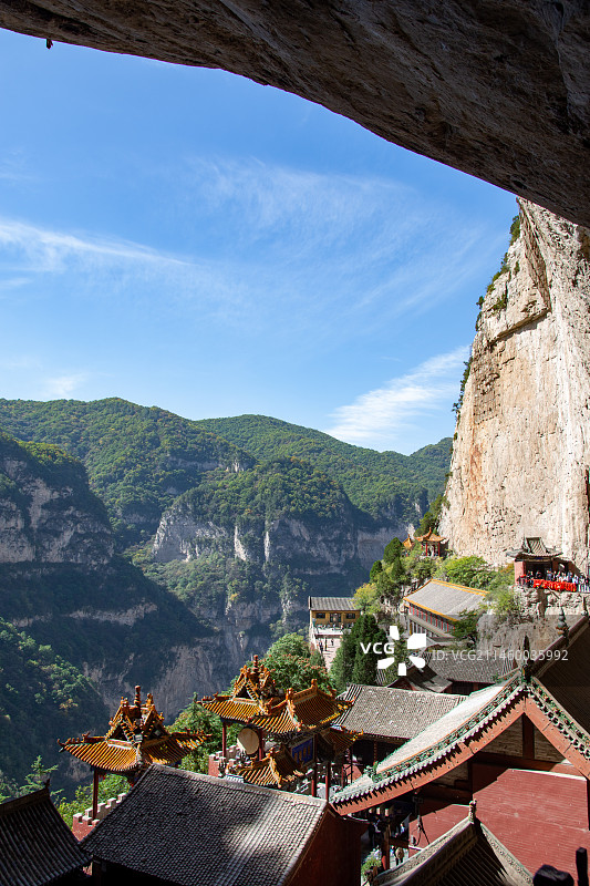 山西晋中 介休绵山 抱腹岩 云峰寺 山中的寺庙图片素材