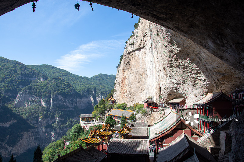 山西晋中 介休绵山 抱腹岩 云峰寺 山中的寺庙图片素材