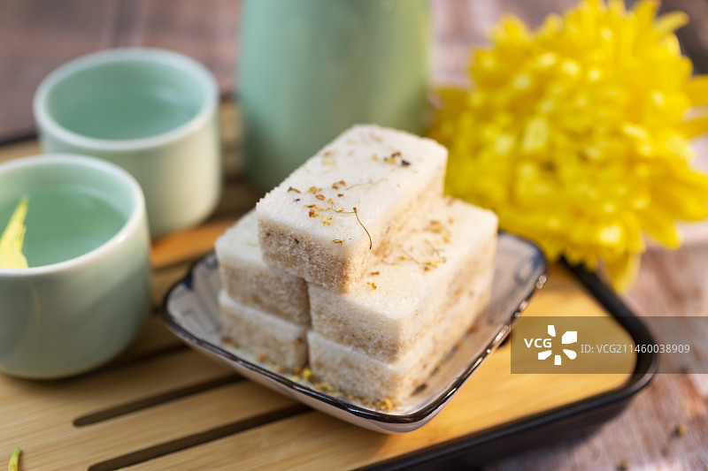 重阳节吃桂花糕 饮菊花酒 赏菊图片素材